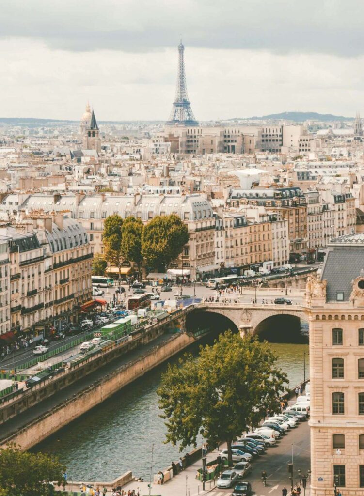 Ville de Paris avec vue sur la tour Eiffel