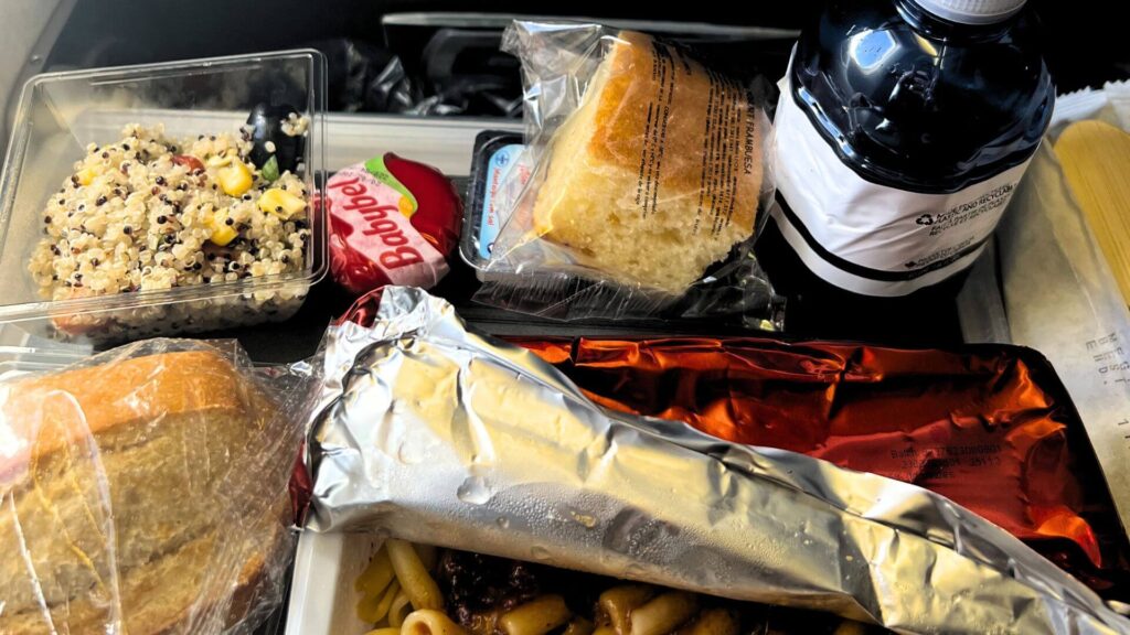 Le repas servi dans l'avion pour un vol vers le Canada