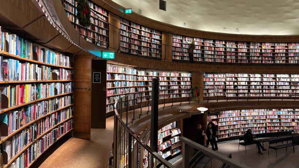 Faire un tour la Bibliothèque publique de Stockholm