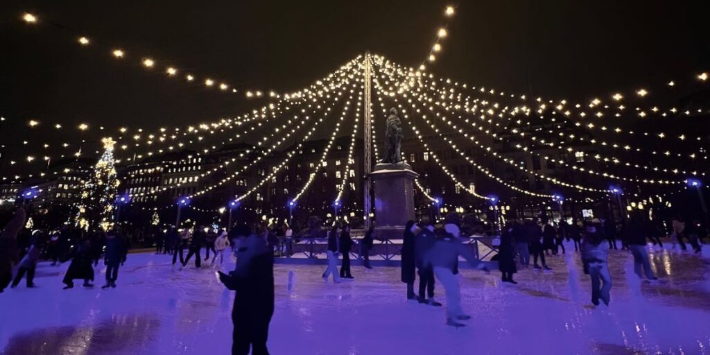 Patiner à la patinoire de Kungsträdgården