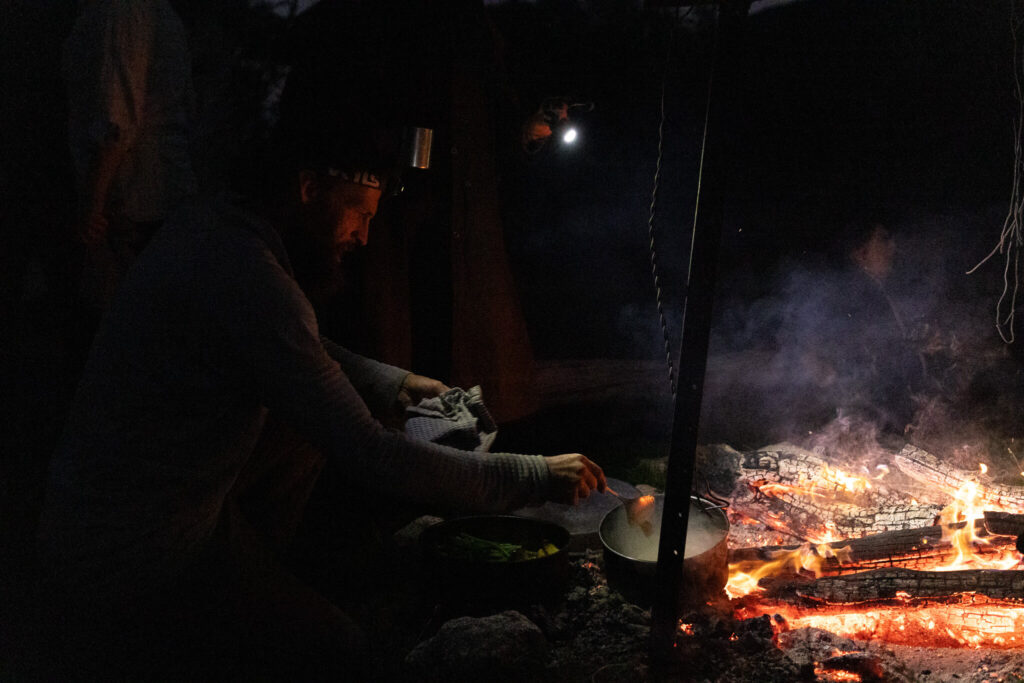 Le campement nuit à la belle étoile et dîner au feu de camp